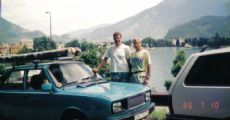 Leto 1996 a Lago di Garda na aute s novodrov trubky ktor slili ako obal na prevoz plachiet v predu a v zadu boli polystyrnov tople s ozdobou na spsob hsenice